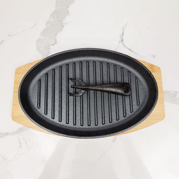 hot sale cast iron vegetable oil oval fajita pan steak plate with removable handle and wooden base